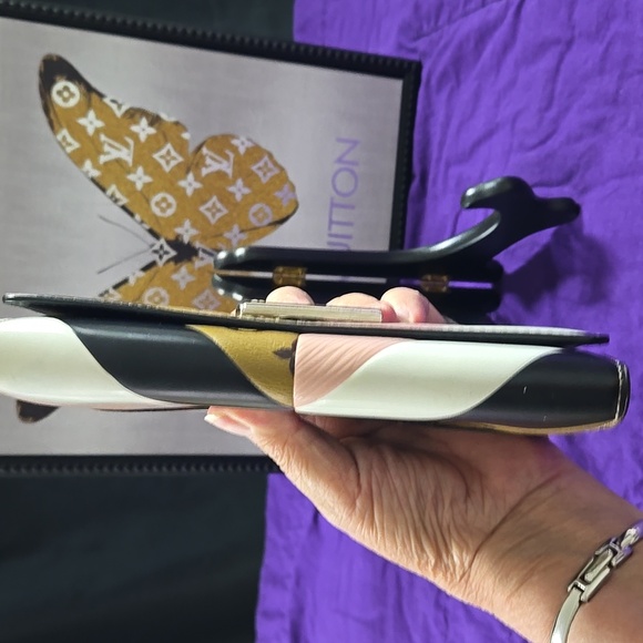 Louis Vuitton Ltd Edition LV Twist lock Sarah Wallet Date Code TM2117 - Picture 11 of 11